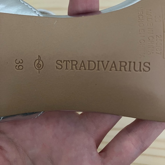 Stradivarius sling back heeled sandals in silver US8 - Picture 4 of 6